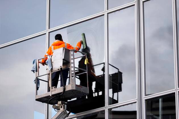 Ein Fensterputzer reinigt auf einer Hebebühne die Scheiben der Eingangshalle des Kölner Hauptbahnhofs. (Symbolbild, Themenbild) Köln, 13.11.2020 *** A window cleaner cleans the windows of the entrance hall of Cologne Central Station on a lifting platform Symbolbild, Themenbild Köln, 13 11 2020 Foto:xC.xHardtx xFuturexImage