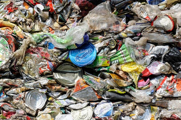 IMAGO Nature: Unsere Erde, Umweltverträgliche Herausforderungen, Plastikmüll Germany, recycling company GERMANY, Hamburg, plastic waste *** DEUTSCHLAND, Hamburg, Haufen Verpackungsmuell Getränkedose, Plastik, Folien, Plastikbecher auf dem Hof der Recycling Firma TCMG Hamburg Hamburg Germany