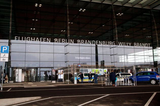 Der Flughafen Berlin-Brandenburg Willy Brandt ist 14 Tage nach seiner Eröffnung und dem Corona-Teil-Lockdown nicht ausgelastet. Durch die Corona-Pandemie ist der Flugverkehr weltweit dramatisch eingebrochen. Schönefeld, 14.11.2020 *** Berlin Brandenburg Willy Brandt Airport is underutilised 14 days after its opening and the corona section lockdown Air traffic worldwide has collapsed dramatically as a result of the corona pandemic Schoenefeld, 14 11 2020 Foto:xA.xBuggex xFuturexImage