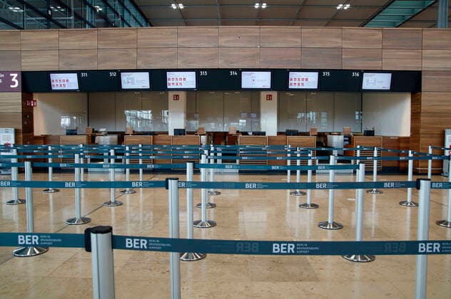 Check-in-Schalter - Der Flughafen Berlin-Brandenburg Willy Brandt ist 14 Tage nach seiner Eröffnung und dem Corona-Teil-Lockdown nicht ausgelastet. Durch die Corona-Pandemie ist der Flugverkehr weltweit dramatisch eingebrochen. Schönefeld, 14.11.2020