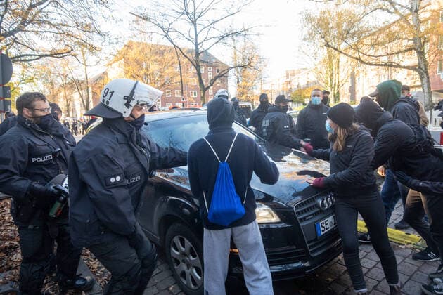 Bilder des Jahres 2020, News 11 November News Themen der Woche KW46 News Bilder des Tages AFD-Landesparteitag trotz Corona-Pandemie 15.11.20 - Hamburg: Trotz Teil-Lockdown, Kontaktbeschränkungen und Pandemie hält die AFD ihren Landesparteitag in Zeiten von Corona ab. Am heutigen Sonntag den 15.11. lädt die AFD in die Berufliche Schule für Medien und Kommunikation in Hamburg-Dulsberg. Im Vorwege formierte sich ein Protest von Links. Das Hamburger Bündnis gegen Rechts rufte zu einer Versammlung gegen diese Veranstaltung auf. Hamburg Dulsberg Hamburg Deutschland *** AFD State Party Conference despite Corona Pandemic 15 11 20 Hamburg Despite partial lockdown, contact restrictions and a pandemic, AFD holds its State Party Conference in times of Corona Today, Sunday 15 11, AFD invites to the Vocational School for Media and Copyright: xLucaxFieldx