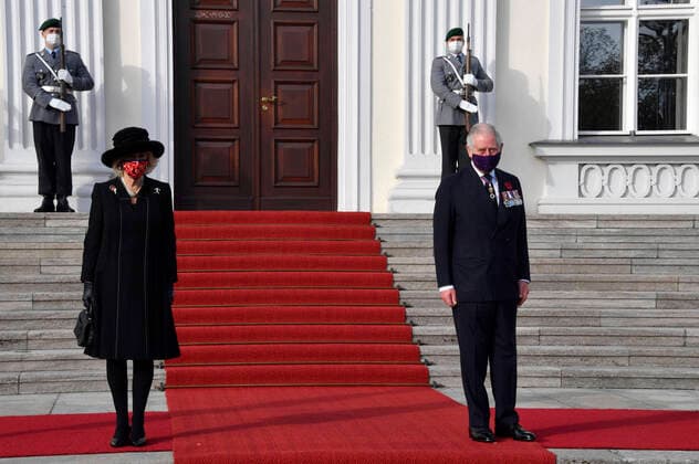 Herzogin Camilla von Cornwall und Prinz Charles beim Fototermin zum Empfang beim Bundespräsidenten im Schloss Bellevue, anlässlich des Besuchs der Gedenkfeier zum Volkstrauertag. Berlin, 15.11.2020