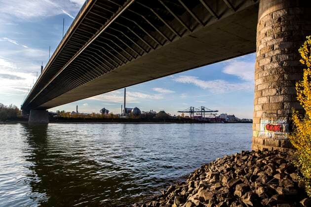 Die Friedrich-Ebert-Brücke oder Nordbrücke ist die nördliche der drei Bonner Rheinbrücken. Sie verbindet den Bonner Stadtbezirk Beuel mit dem Stadtbezirk Bonn. Sie soll 2030 abgerissen werden. Nordbrücke Bonn *** The Friedrich Ebert Bridge or Nordbrücke is the northern of the three Bonn Rhine bridges It connects the Bonn district of Beuel with the Bonn district It is to be demolished in 2030 Nordbrücke Bonn