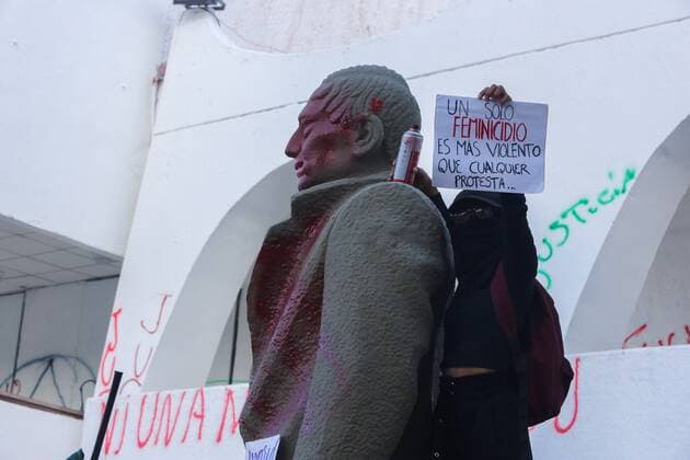 Women demonstrate again in front of the Municipal Palace facilities, in the city of Cancun, in the state of Quintana Roo, Mexico, 15 November 2020. Since last year, feminist demonstrations have been common in the Mexican capital and other states to denounce feminicides and sexist violence, which are monitored by policewomen and usually end in graffiti and some damage. EFE Alonso Cupul Women in Mexico return to the streets after being dispersed by shots by municipal police !ACHTUNG: NUR REDAKTIONELLE NUTZUNG!  Copyright: xAlonsoxCupulx MEX759 20201116-637410856355335772