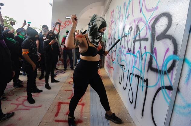 Women demonstrate again in front of the Municipal Palace facilities, in the city of Cancun, in the state of Quintana Roo, Mexico, 15 November 2020. Since last year, feminist demonstrations have been common in the Mexican capital and other states to denounce feminicides and sexist violence, which are monitored by policewomen and usually end in graffiti and some damage. EFE Alonso Cupul Women in Mexico return to the streets after being dispersed by shots by municipal police !ACHTUNG: NUR REDAKTIONELLE NUTZUNG!  Copyright: xAlonsoxCupulx MEX756 20201116-637410856960837078