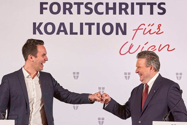 Bilder des Jahres 2020, News 11 November News Themen der Woche KW47 News Bilder des Tages - Wien 16.11.2020 - Wien-Wahl 2020 Koalition - Nach erfolgreich beendeten Koalitionsverhandlungen zwischen der SPÖ und den NEOS stelten die beiden Parteichefs heute erste Teile ihres Regierungsprogramms vor. PHOTO: 8 v.R.) der alte, neue Bürgermeister Michael Ludwig (SPÖ) und der designierte Vizebürgermeister der Wiener NEOS-Parteichef Christoph Wiederkehr während der Statements Vienna election 2020 - After successfully ending coalition negotiations between the SPÖ and the NEOS, the two party leaders presented the first parts of their government program today. Wien Koalition SPÖ Neos *** Vienna 16 11 2020 Vienna Election 2020 Coalition After successfully ending coalition negotiations between the SPÖ and the NEOS, the two party leaders 
