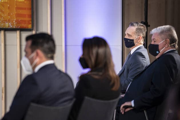 Kurt Beck (R), Vorsitzender der Friedrich-Ebert-Stiftung, Heiko Maas (2R), Bundesaussenminister, und Zoran Zaev (L), Ministerpraesident von Nordmazedonien, aufgenommen im Rahmen der Verleihung des Menschenrechtspreise 2020 der Friedrich-Ebert-Stiftung in Berlin, 16.11.2020. Berlin Germany