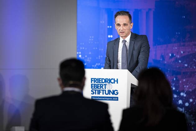 Heiko Maas, Bundesaussenminister, haelt die Laudation fuer Zoran Zaev (L), Ministerpraesident von Nordmazedonien, im Rahmen der Verleihung des Menschenrechtspreise 2020 der Friedrich-Ebert-Stiftung in Berlin, 16.11.2020. Berlin Germany