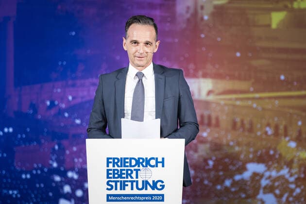 Heiko Maas, Bundesaussenminister, haelt die Laudation fuer Zoran Zaev (nicht im Bild), Ministerpraesident von Nordmazedonien, im Rahmen der Verleihung des Menschenrechtspreise 2020 der Friedrich-Ebert-Stiftung in Berlin, 16.11.2020. Berlin Germany