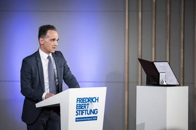 Heiko Maas, Bundesaussenminister, haelt die Laudation fuer Zoran Zaev (nicht im Bild), Ministerpraesident von Nordmazedonien, im Rahmen der Verleihung des Menschenrechtspreise 2020 der Friedrich-Ebert-Stiftung in Berlin, 16.11.2020. Berlin Germany