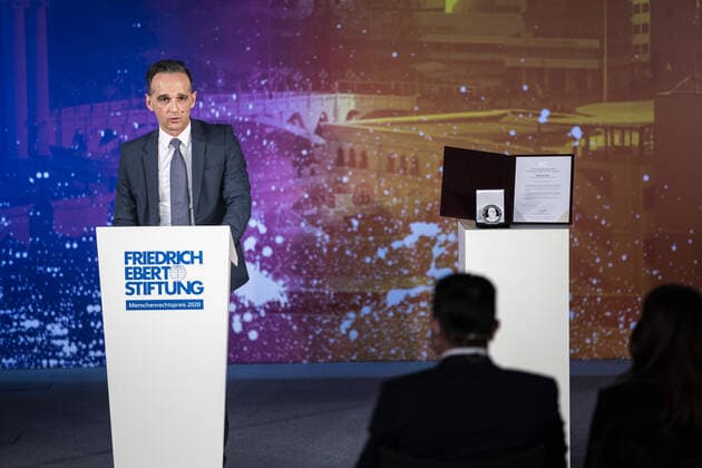 News Bilder des Tages Heiko Maas, Bundesaussenminister, haelt die Laudation fuer Zoran Zaev (R), Ministerpraesident von Nordmazedonien, im Rahmen der Verleihung des Menschenrechtspreise 2020 der Friedrich-Ebert-Stiftung in Berlin, 16.11.2020. Berlin Germany