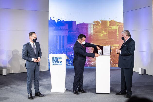 News Bilder des Tages (L-R) Heiko Maas, Bundesaussenminister, Zoran Zaev, Ministerpraesident von Nordmazedonien, und Kurt Beck, Vorsitzender der Friedrich-Ebert-Stiftung, aufgenommen im Rahmen der Verleihung des Menschenrechtspreise 2020 der Friedrich-Ebert-Stiftung in Berlin, 16.11.2020. Berlin Germany