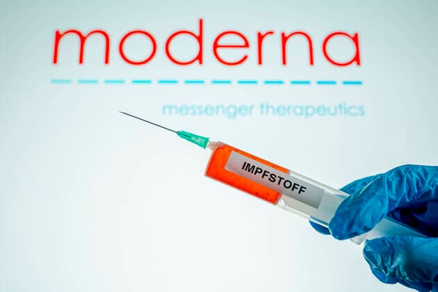 Symbolfoto des Pharmaunternehmen und Impfstoffhersteller MODERNA Aktuell, 16.11.2020; Symbolfoto, Symbolbild, Spritze vor Logo des Pharma und Impfstoffhersteller Moderna aus den USA.Das Unternehmen hat erfolgreich mehrere Testreihen absolviert bei der Herstellung eines Impfstoff gegen den Corona Virus Deutschland