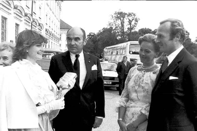 Archiv Gloria Fuerstin Johannes Fuerst von Thurn und Taxis Elisabeth Herzogin Max Herzog in Bayern Muenchen 1982 Archiv Motive Franz Heubl Landtagspraesident Sommer Empfang im Schloss Schleissheim in Oberschleissheim Muenchen *** Archive Gloria Fuerstin Johannes Fuerst von Thurn und Taxis Elisabeth Duchess Max Herzog in Bavaria Munich 1982 Archive Motifs Franz Heubl President of the State Parliament Summer Reception at Schleissheim Castle in Oberschleissheim Munich