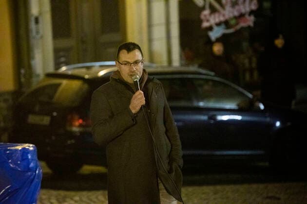 201116 Demo. Dreister geht es kaum. Die Coronakritiker aus dem Erzgebirge hielten am Abend ihre Versammlung gegen die Coronamaßnahmen direkt vor der St. Annen Kirche und dem Lutherdenkmal auf dem Kirchplatz. Unschöner Höhepunkt die Rede des bekannten Rechten Politiker Stefan Hartung. Er teilte ordentlich aus, hetzte gegen Landratsamtmitarbeiter, forderte die Polizei auf im Landratsamt die Maskenpflicht zu kontrollieren. Auch gegen die Medien schoss er scharf. Die Menge klatschte während seiner Ansprache. Über 250 Teilnehmer waren bei der Versammlung anwesend, teils mit Plakaten. Mit sachlichen Worten zu dieser Versammlung direkt vor der St. Annen Kirche glänzten die Coronagegner heute nicht. Annaberg-Buchholz Sachsen Deutschland ***