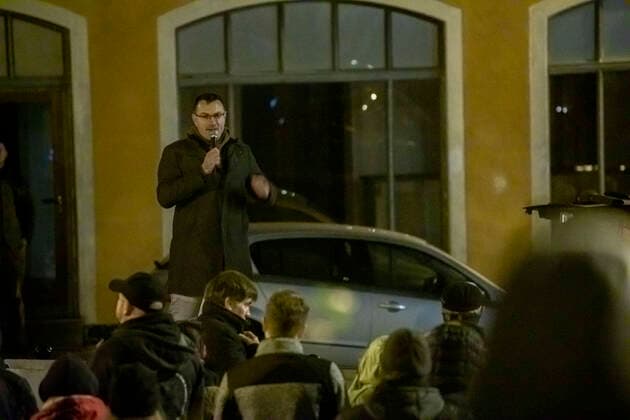 201116 Demo. Dreister geht es kaum. Die Coronakritiker aus dem Erzgebirge hielten am Abend ihre Versammlung gegen die Coronamaßnahmen direkt vor der St. Annen Kirche und dem Lutherdenkmal auf dem Kirchplatz. Unschöner Höhepunkt die Rede des bekannten Rechten Politiker Stefan Hartung. Er teilte ordentlich aus, hetzte gegen Landratsamtmitarbeiter, forderte die Polizei auf im Landratsamt die Maskenpflicht zu kontrollieren. Auch gegen die Medien schoss er scharf. Die Menge klatschte während seiner Ansprache. Über 250 Teilnehmer waren bei der Versammlung anwesend, teils mit Plakaten. Mit sachlichen Worten zu dieser Versammlung direkt vor der St. Annen Kirche glänzten die Coronagegner heute nicht. Annaberg-Buchholz Sachsen Deutschland ***