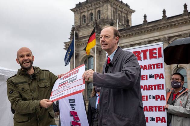 Bilder des Jahres 2020, News 11 November News Themen der Woche KW47 News Bilder des Tages Deutschland, Berlin, Bundestag, Marco Bülow ehemals Abgeordneter der SPD wird Mitglied bei DIE PARTEI, Martin Sonneborn rechts, 17.11.2020 *** Germany, Berlin, Bundestag, Marco Bülow former member of the SPD becomes member of DIE PARTEI, Martin Sonneborn right, 17 11 2020