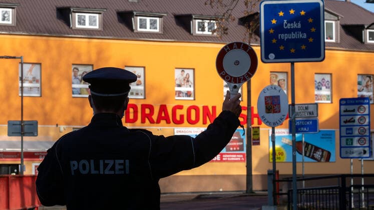 News Bilder des Tages 17.11.2020, Deutschland,Sachsen,Sebnitz: Grenzpolizisten patroullieren am Grenzübergang Sebnitz nach Dolni Poustevna in Tschechien. Der kleine Grenzverkehr wurde corona-bedingt für private Unternehmungen bis auf Weiteres ausgesetzt. ãPersonen dürfen nur noch für maximal 12 Stunden ohne Quarantänepflicht aus einem ausländischen Risikogebiet nach Sachsen einreisen oder sich für weniger als 12 Stunden im ausländischen Risikogebiet aufhalten, wenn sie einen triftigen Grund haben. Dazu zählen berufliche, soziale oder medizinische GründeÒ, teilte das sächsische Sozialministerium am Montag mit.