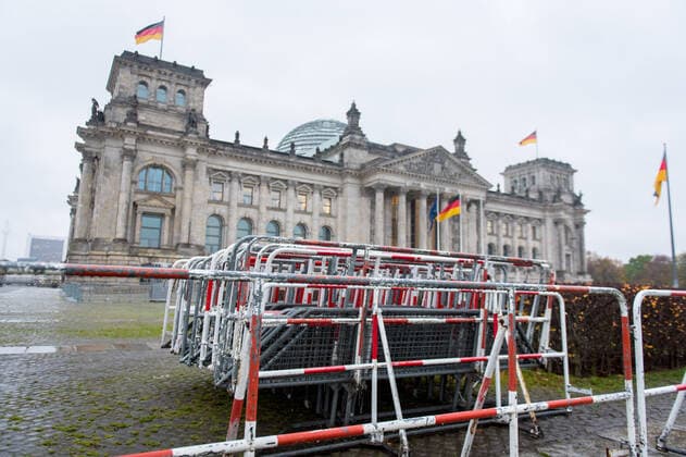 News Bilder des Tages Berlin, Berliner Polizei sperrt die Bundestagswiese ab Deutschland, Berlin - 17.11.2020: Am Tag vor der geplanten Demo von Gegnern und Kritikern der aktuellen Politik der Bundesregierung gegen die Ausbreitung der Corona Pandemie stellt die Polizei Gitter um die Wiese vor dem Bundestag auf. Berlin Berlin Deutschland