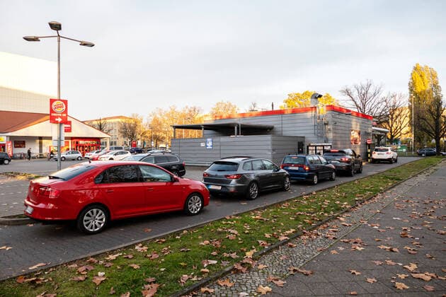 15.11.2020,Berlin,Deutschland,GER,Burger King Schnellrestaurant Drive In.Tempelhofer Damm.