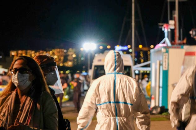 Szenen im Hafen von Arguineguin, Gran Canaria, am 13. November 2020, wo Tausende Migranten und Flüchtlinge festsitzen. Journalisten und Anwälte dürfen nicht rein, die Polizei blockiert die Eingänge; Krankenwagen bringen Menschen weg. Im Süden der Kanaren-Insel sitzen 2000 Flüchtlinge und Migranten fest, die zuvor per Boot aus Afrika in Richtung Europa gefahren waren. Arguineguin Spanien