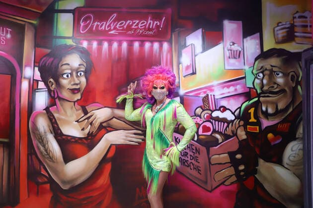 Bilder des Jahres 2020, Entertainment 11 November Entertainment Themen der Woche KW47 Entertainment Bilder des Tages Hamburg der 17.11.2020 Kult-Dragqueen Olivia Jones ist Patin des wiedereröffneten Kiez-Penny auf der Hamburger Reeperbahn. Der bekannteste Penny-Markt auf der Hamburger Reeperbahn öffnete nach vierwöchiger Umbauzeit am Dienstag wieder seine Pforten. Während der Schließung wurden sowohl das Marktkonzept auf neusten Stand gebracht als auch dem Markt ein unverwechselbares Kiez-Ambiente gegeben: Leuchtreklamen, Graffitis oder freche Wand-Sprüche von bekannten Kiez-Künstlern spiegeln förmlich die Atmosphäre und Lebensgefühl der sündigsten Meile der Welt wider. Olivia Jones präsentiert den wiedereröffneten Kiez-Penny Markt auf der Reeperbahn, Hamburg Hamburg Deutschland Reeperbahn *** Hamburg the 17 11 2020 cult drag queen Oliv