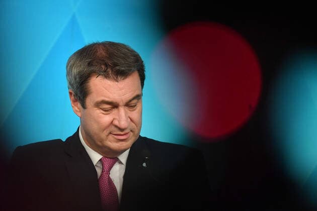 Markus SOEDER (Ministerpraesident Bayern und CSU Vorsitzender) hinter Rotlicht, Einzelbild,angeschnittenes Einzelmotiv,Portraet,Portrait,Porträt. Pressekonferenz der Bayerischen Staatsregierung- zum Thema Corona Pandemie und dem Lockdown Light,Wellenbrecher am 18.11.2020 im Prinz Carl Palais in Muenchen.