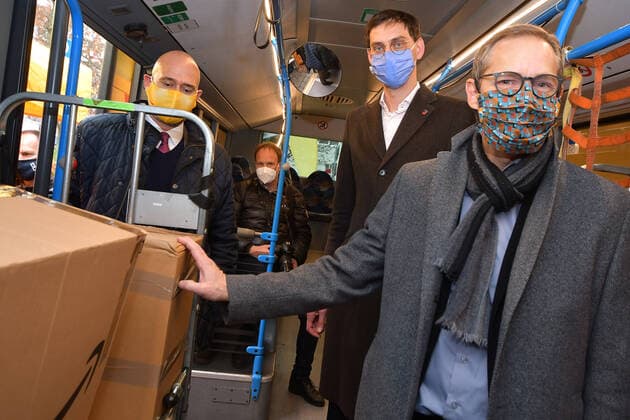Bilder des Jahres 2020, News 11 November News Themen der Woche KW47 News Bilder des Tages Präsentation der neuen DHL-Paketbusse Michael Müller, SPD, Regierender Bürgermeister von Berlin, Martin Hikel, SPD, Bezirksbürgermeister von Neukölln Präsentation der neuen DHL-Paketbusse, ein erstes Pilotprojekt für Berlin am 18.11.2020 *** Presentation of the new DHL Paketbuses Michael Müller, SPD, governing mayor of Berlin, Martin Hikel, SPD, district mayor of Neukölln Presentation of the new DHL Paketbuses, a first pilot project for Berlin on 18 11 2020 Photopress Mueller