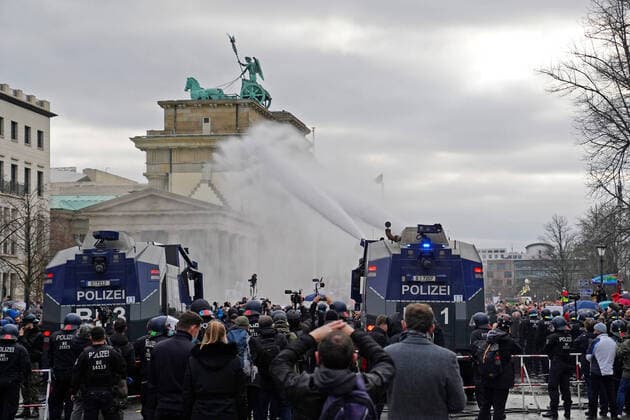 Bilder des Jahres 2020, News 11 November News Themen der Woche KW47 News Bilder des Tages 18.11.2020, Berlin, Deutschland, GER - Demonstration von Gegnern der Coraonamaßnahmen der Bundesregierung in Berlin Mitte in der Nähe des Bundestages. . *** 18 11 2020, Berlin, Germany, CEFR Demonstration by opponents of the federal governments coraona measures in Berlin Mitte near the Bundestag