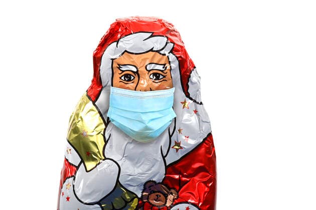 Symbolbild Weihnachten während der Corona-Krise, ein Schoko-Nikolaus mit Mundschutz, Stuttgart, Baden-Württemberg, Deutschland Kühlschrank prall gefüllt