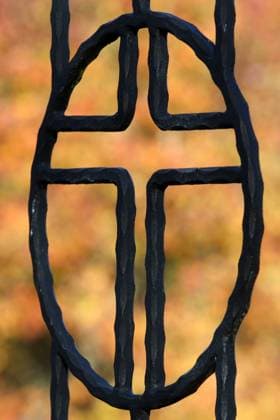 Symbolbild zum Thema Totensonntag, ein Kreuz am Eingangstor zum Friedhof in Oberschelden Eingangstor Friedhof am 18.11.2020 in Siegen Deutschland. *** Symbolic picture on the subject of Sunday of Death, a cross at the entrance gate to the cemetery in Oberschelden Entrance Gate Cemetery on 18 11 2020 in Siegen Germany