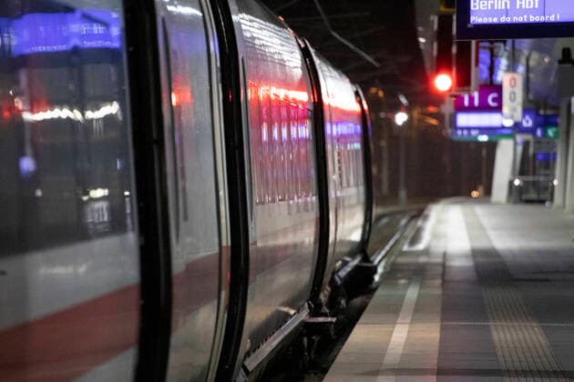 Hauptbahnhof Wien: Fahrgäste steigen aus