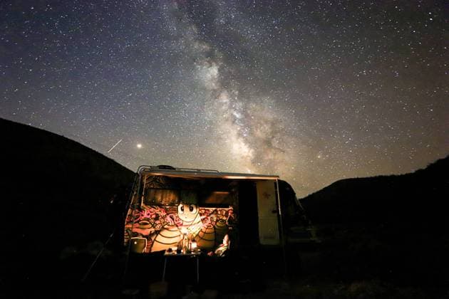 IMAGO Creative: Herbst, Touren mit dem Camper Campen unter den Sternen *** Wild Camping under the stars Wohnmobil in der Wildnis unter Sternenhimmel. Griechenland, Juli 2018 *** Camper Van under the stars in Greece, july 2018 