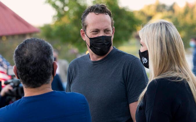 Bilder des Jahres 2020, Entertainment 11 November Entertainment Themen der Woche KW47 November 18, 2020 - Manhattan Beach, California, USA. - Actor VINCE VAUGHN spearheads a Rally for the SAFE Opening of Schools and Sports Activities. Despite COVID-19 spiking in Los Angeles County, rally goers are asking that Manhattan Beach hasten the full re-opening of in-person school classes and allow more children s sports activities. Manhattan Beach U.S. - ZUMAce6_ 20201118_zaf_ce6_017 Copyright: xBrianxCahnx