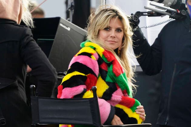 Heidi Klum bei den Dreharbeiten zur 16. Staffel der Pro7 Castingshow Germany™s Next Topmodel vor dem Hotel Adlon. Berlin, 19.11.2020 *** Heidi Klum during the shooting of the 16 season of the Pro7 casting show Germany™s Next Topmodel in front of the Hotel Adlon Berlin, 19 11 2020 Foto:xJ.xKrickx xFuturexImage