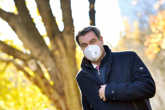 Markus SOEDER (Ministerpraesident Bayern und CSU Vorsitzender),mit FFP2 Mundschutz,Maske,KN95, Einzelbild,angeschnittenes Einzelmotiv,Halbfigur,halbe Figur.. Pressekonferenz der Bayerischen Staatsregierung- zum Thema Corona Pandemie und dem Lockdown Light,Wellenbrecher am 18.11.2020 im Prinz Carl Palais in Muenchen.