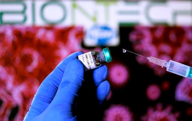 COVID 19 BIONTECH PFIZER SARS-CoV-2 VACCINE Impfung- Impfstoff Stock Bilder vom 11.11.2020 Meerbusch