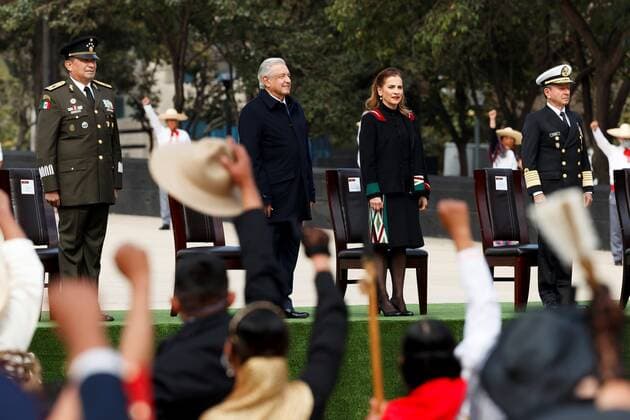 Mexican President Andres Manuel Lopez Obrador (2-L), Mexican First Lady Beatriz Gutierrez (2-R), Mexican Secretary of National Defence Luis Cresencio Sandoval (L) and Mexican Secretary of Navy el de Marina Rafael Ojeda (R) attend a celebration as part of the 110th anniversary of Mexican revolution, in Mexico City, Mexico, 20 November 2020. 110th anniversary of Mexican revolution !ACHTUNG: NUR REDAKTIONELLE NUTZUNG!  Copyright: xJoséxMéndezx MEX1002 20201120-637414979649514933
