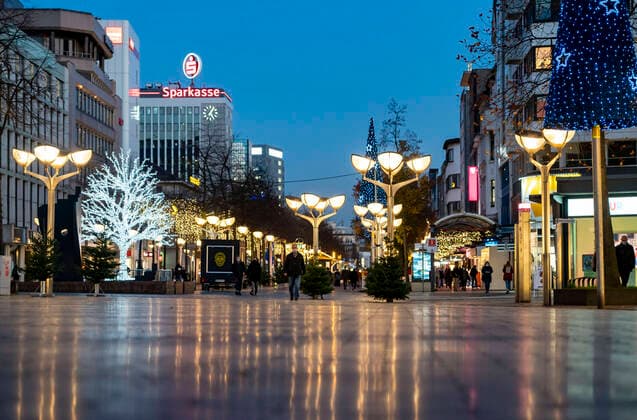 Die Innenstadt von Duisburg, Einkaufsstrasse Königstrasse, am Tag der Eröffnung der Weihnachts Lichtdekoration, normalerweise auch des Weihnachtsmarks, der wegen des 2. Corona Krisen Lockdowns, geschlossen blieb, leere Einkaufsstrassen, Maskenpflicht in der Innenstadt, Duisburg, NRW, Deutschland, Innenstadt Duisburg Corona Lockdown