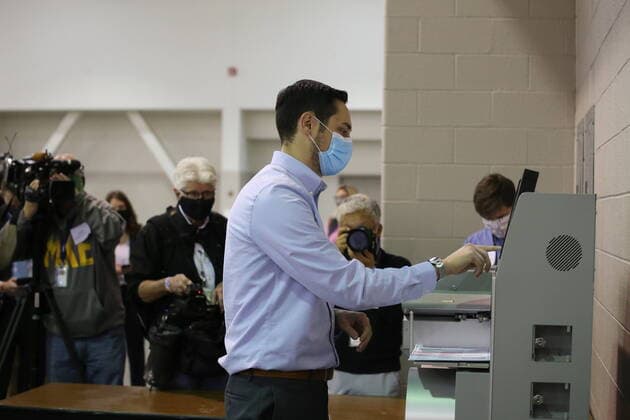 Bilder des Jahres 2020, News 11 November News Themen der Woche KW47 November 20, 2020, Milwaukee, WI, U.S: An election official test a vote counting machine at the Wisconsin Center. Over 1000 official election workers and observers at the Wisconsin Center Convention Hall, Friday November 20, 2020 are working to recount the votes from the November 3 election. The Trump campaign has ordered a recount of all Milwaukee County votes Milwaukee U.S. - ZUMAr148 20201120_zap_r148_009 Copyright: xPatxA.xRobinsonx