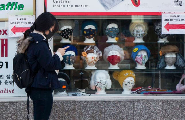 (201120) -- TORONTO, Nov. 20, 2020 -- A woman wearing a face mask waits to enter a supermarket in Toronto, Canada, on Nov. 20, 2020. Canadian Prime Minister Justin Trudeau said on Friday that the country is at stake as COVID-19 has been worsening. As of Friday afternoon, Canada reported a total of 319,038 cases and 11,313 deaths. (Photo by Xinhua) CANADA-TORONTO-COVID-19-CASES ZouxZheng 