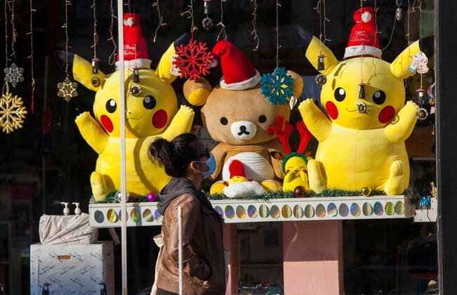 (201120) -- TORONTO, Nov. 20, 2020 -- A woman wearing a face mask walks past a toy store in Toronto, Canada, on Nov. 20, 2020. Canadian Prime Minister Justin Trudeau said on Friday that the country is at stake as COVID-19 has been worsening. As of Friday afternoon, Canada reported a total of 319,038 cases and 11,313 deaths. (Photo by Xinhua) CANADA-TORONTO-COVID-19-CASES ZouxZheng 