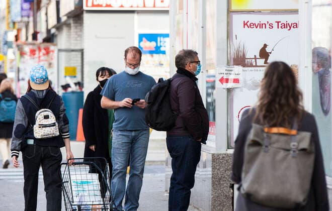 (201120) -- TORONTO, Nov. 20, 2020 -- People wearing face masks line up to enter a supermarket in Toronto, Canada, on Nov. 20, 2020. Canadian Prime Minister Justin Trudeau said on Friday that the country is at stake as COVID-19 has been worsening. As of Friday afternoon, Canada reported a total of 319,038 cases and 11,313 deaths. (Photo by Xinhua) CANADA-TORONTO-COVID-19-CASES ZouxZheng 