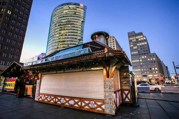 Weihnachtsmarkt Berlin Berlin, 20.11.2020: Weihnachtsmarkt am Potsdamer Platz. Gleuhweinstaende und Buden noch geschlossen vor Gebaeude des DB Tower. Im November bleibt der Weihnachtsmarkt zur Eindaemmung der Corona Pandemie im zweiten Lockdown geschlossen. Berlin Deutschland Potsdamer Platz