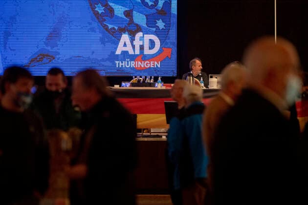 AFD THÜRINGEN LANDESPARTEITAG 21 11 2020 - Pfiffelbach: Teilnehmer unterhalten sich vor Beginn des Landesparteitag des AFD Landesverbandes Thüringen am 21. November 2020 im Hotel Pfiffelburg in Pfiffelbach (Thüringen). _________________