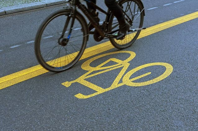 20.11.2020, Berlin, GER - Detailaufnahme: Radfahrer faehrt einen Pop-up-Radweg entlang. (Alltag, alternativ, Anschnitt, Asphalt, aussen, Aussenaufnahme, Berlin, Corona-Radweg, Detail, Detailaufnahme, deutsch, Deutschland, Emblem, Europa, europaeisch, Fahrbahn, Fahrrad, Fahrradfahrer, Fahrradweg, Gesellschaft, Herbst, Individualverkehr, Jahreszeit, kurzfristig, Piktogramm, Pop up-Radweg, Pop-up-Radweg, QF, Querformat, Rad, Radeln, Radfahren, Radfahrer, Radfahrstreifen, Radler, Radweg, Stadt, Stadtverkehr, Strasse, Strassenszene, Strassenverkehr, Symbol, Symbolfoto, Symbolik, symbolisch, temporaer, Verkehr, Weg, Westeuropa, Wirtschaft, Zeichen, Zweirad) 201120D841BERLIN.JPG