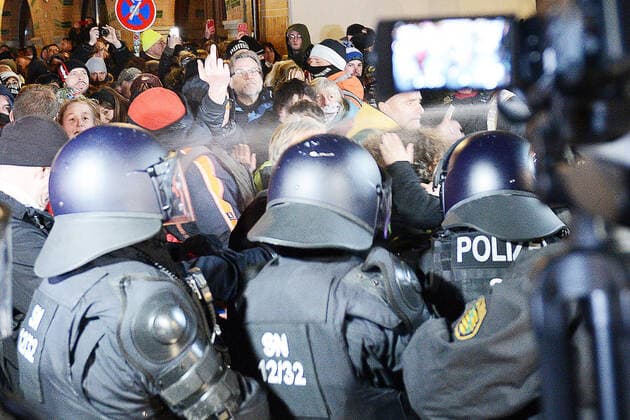 News Bilder des Tages Demonstration gegen die Anti-Corona-Maßnahmen der Bundesregierung, Leipzig, 21.11.2020 Zusammenstöße zwischen Polizei und Demonstranten bei einer Demonstration gegen die Corona-Maßnahmen in Leipzig (21.11.2020). Die Demonnstranten versuchen, eine Polizeikette zu durchbrechen. Die Polizei setzt Pfefferspray ein. Leipzig Sachsen Deutschland