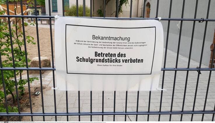Feature Symbol: Schule zu Corona-Zeiten 06 20 pp Eine Schule in Hamburg im Mai 2020 Deutschland deutsch deutsche Stadt Corona Pandemie COVID-19-App Pandemie SARS-CoV-2 Virus Coronavirus Außengelände Außenanlage Außenanlagen geschlossen gesperrt Hinweis Hinweisschild Schild germany school quer