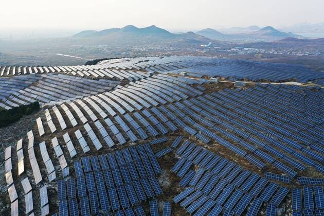 IMAGO Nature: Unsere Erde, Energiequellen, Photovoltaik China, riesige Photovoltaik-Anlage in Zaozhuang ZAOZHUANG, CHINA - NOVEMBER 20: Aerial view of solar panels at a photovoltaic power station on a hill on November 20, 2020 in Zaozhuang, Shandong Province of China.  Copyright: xVCGx CFP111307343757