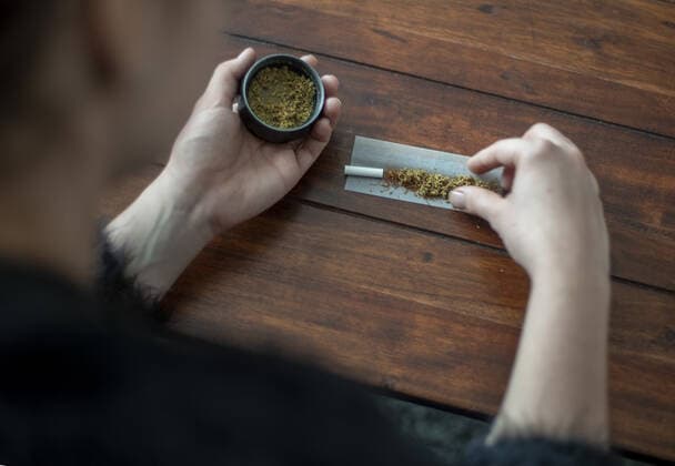 Eine Frau baut mit Marihuana einen Joint (Tuete), Berlin, 20.11.2020 Berlin Deutschland *** A woman builds a joint bag with marijuana, Berlin, 20 11 2020 Berlin Germany Copyright: xJuliaxImo xphotothek.netx